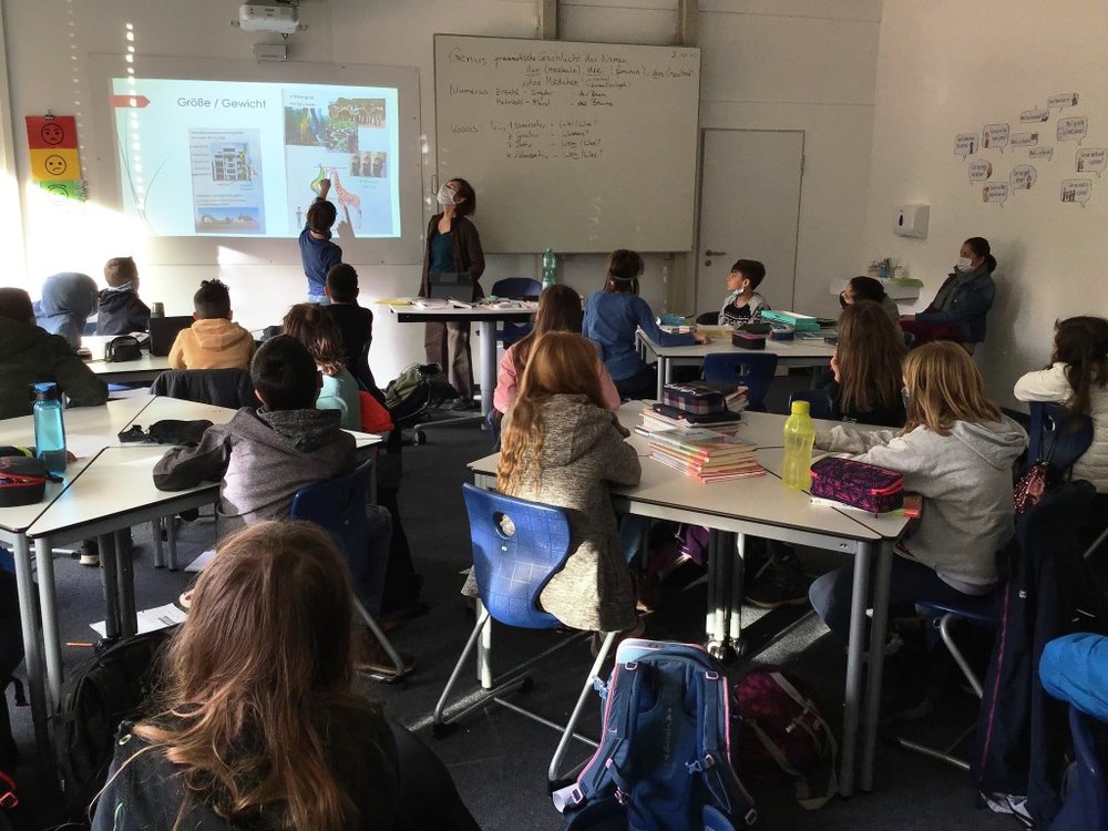 Foto: Unterrichtsszene, Präsentation vor der Klasse