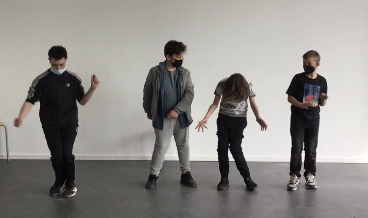 Szenen aus dem DS-Unterricht, tanzende Kinder
