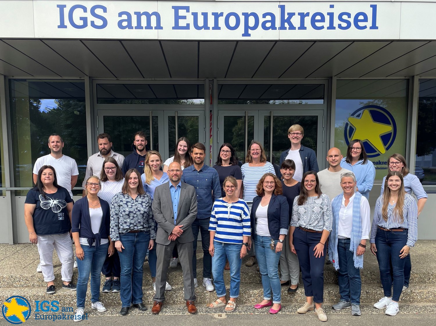 Alle Mitglieder des Teams der IGS am Europakreisel vor dem Haupteingang der IGS am Europakreisel