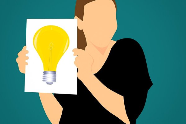 Grafik (Illustration): Frau hält ein Blatt Papier mit einer gezeichneten Glühbirne