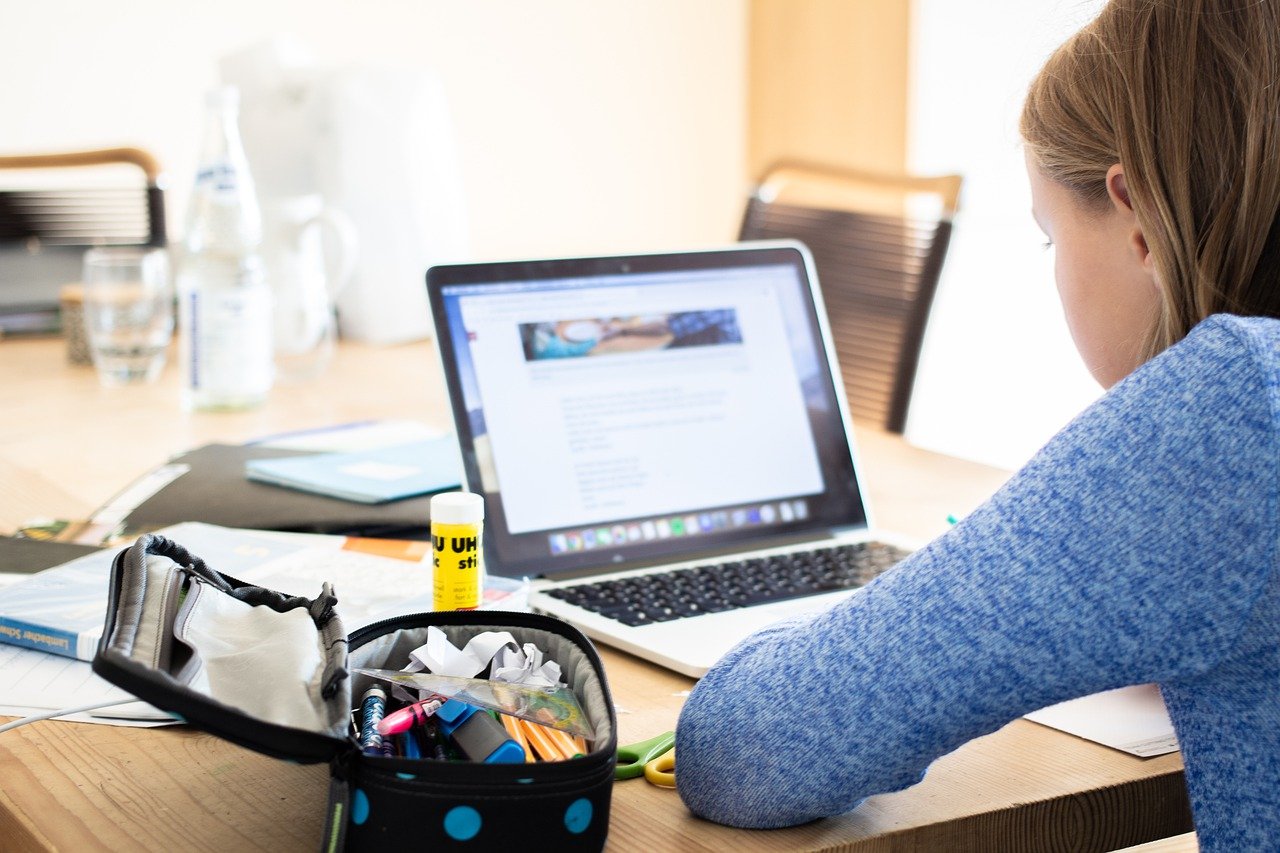 Foto: Schülerin sitzt vor ihrem Laptop mit Lernangeboten